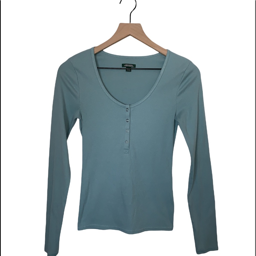 Wild Fable Dusty Baby Blue Button Front Scoop Neck Long Sleeve Tee size Small